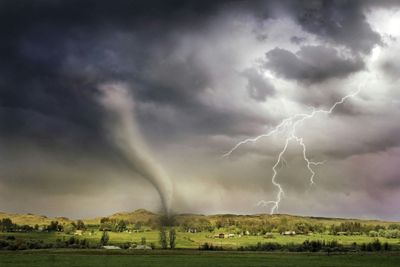 Menguak Perbedaan Tornado dan Puting Beliung, Biar Nggak Salah Sebut Pas Cuaca Ekstrem