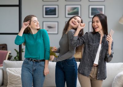 5 Zodiak Paling Banyak Ngobrol dan Susah Diam saat Nongkrong, Energinya Gak Pernah Habis!