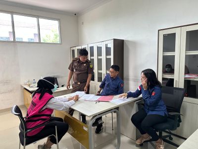 Kejati Lampung Serahkan Tersangka Korupsi Dana Nasabah Senilai Rp17,9 Miliar ke Kejari Pringsewu