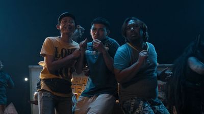 Film Komedi Jadi Tuh Barang : Kisah Unik Sahabat Pengangguran yang Jadi Pawang Hujan