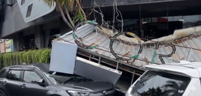 Tempat Nongkrong Anak Muda, Atap Corner Bahu Mall Ambruk