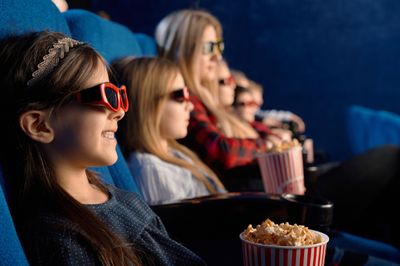 100 Caption Bahasa Inggris Nonton Film di Bioskop, Aesthetic!