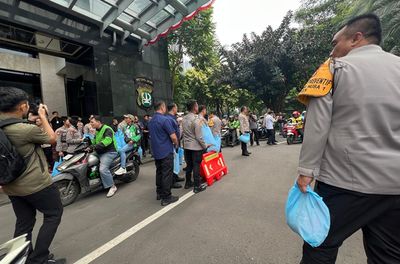 Ojol Geruduk Kantor Kapolda Metro Jaya Siang Tadi, Rupanya untuk Jemput Bansos