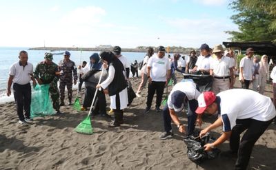World Cleanup Day, Bupati Banyuwangi dan Ratusan Warga Angkut 327 Kg Sampah dari Pantai Seranite