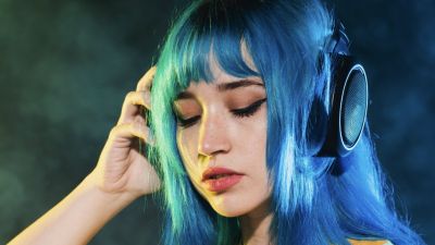 Rambut Warna Neon: Tren Berani dalam Dunia Fashion