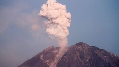 Gunung Semeru Kembali Erupsi Empat Kali, Status Waspada Ditetapkan