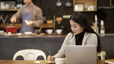 Panduan Etika Bekerja dari Rumah di Kafe