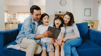Menghadapi Konten Negatif di Era Digital: Pendekatan Bijak untuk Orang Tua