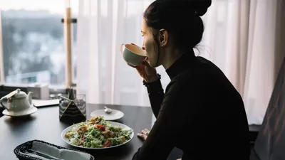 Makan Bersama Teman: Mengoptimalkan Pengalaman Melalui Mindful Eating