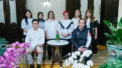Jokowi Kenakan Jaket Baru PSI: Simbol Kebijaksanaan dan Solidaritas