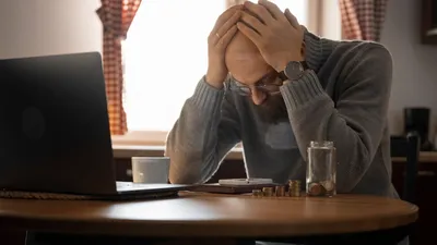 Menghadapi Quarter Life Crisis: Memahami Krisis di Usia 20-an