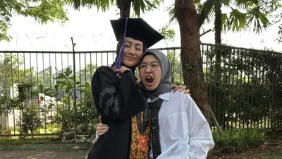 Desy Ratnasari Raih Gelar Doktor: Sebuah Perjalanan Menuju Impian