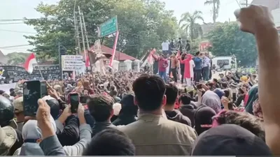 Warga Cirebon Protes Kenaikan Pajak Bumi dan Bangunan