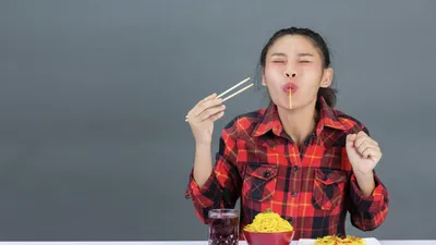 Mitos dan Fakta Tentang Minum Air Dingin Setelah Makan Pedas
