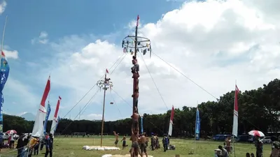 Lomba Panjat Pinang: Tradisi Berharga yang Menggambarkan Nilai Persatuan