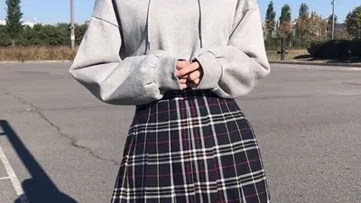 Hoodie dan Rok: Gaya Stylish untuk Penampilan Sehari-hari