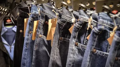 Tren Outfit Serba Denim: Gaya yang Timeless atau Terlalu Berlebihan?