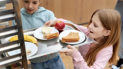 Kampanye Anti-Stunting di Indonesia: Makan Gratis di Sekolah Sebagai Solusi
