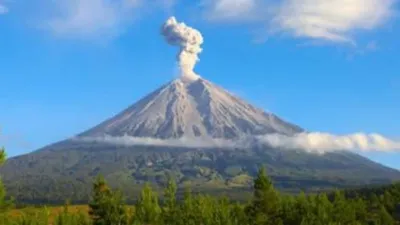 Gunung Semeru Kembali Erupsi Signifikan, Apa yang Perlu Diketahui?