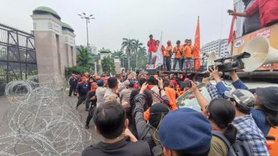 Aksi Unjuk Rasa Buruh di Depan Gedung DPR RI: Seruan Kesejahteraan Pekerja
