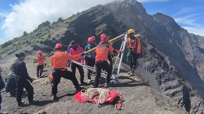 Tim SAR Sukses Evakuasi Jasad Pendaki Brasil di Gunung Rinjani