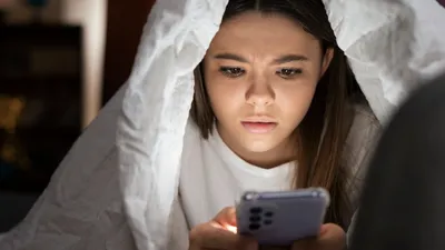 Malam-Malam Scroll Media Sosial: Apa yang Memicu Kebiasaan Ini?