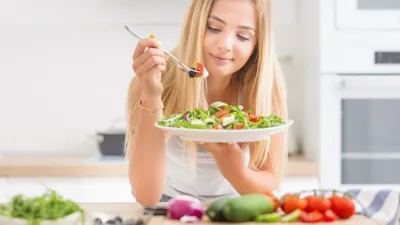 Pengaruh Mood Terhadap Pola Makan: Memahami Hubungan Emosi dan Nutrisi