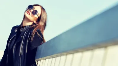 Trik Tampil Stylish dengan Jaket Kulit