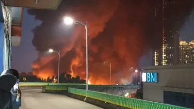 Kebakaran Hebat Melanda Pasar Taman Puring, Tim Pemadam Berjuang Mengatasi Api