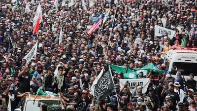 Puluhan Ribu Warga Malaysia Menuntut Mundurnya Perdana Menteri Anwar Ibrahim