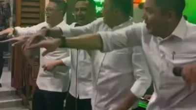Menteri Kabinet Merah Putih Menghibur Warga di Solo Usai Kongres PSI
