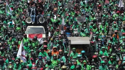 Pengemudi Ojek Online Gelar Aksi Off Bid di Depan Istana Merdeka