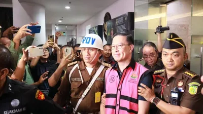 Aksi Unik Tom Lembong di Pengadilan: Cicipi Gula Rafinasi di Tengah Sidang Korupsi