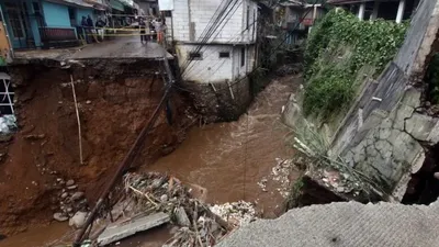 Tim SAR Brimob Polda Jabar Lakukan Pencarian Korban Banjir Bandang di Bogor