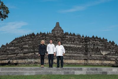 Presiden Prancis Macron Terkesan Saat Kunjungi Candi Borobudur