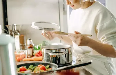 Lansia Suka Masak, Bagus Buat Kesehatan dan Cegah Demensia