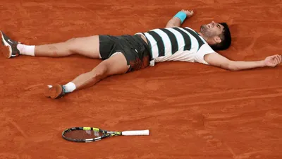 Carlos Alcaraz Raih Gelar Roland Garros 2025 Setelah Drama Mengalahkan Jannik Sinner