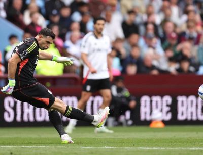 Perpisahan Emosional Emiliano Martínez di Villa Park