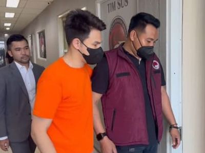 Jonathan Frizzy Berbaju Oranye dan Masker Hitam Usai Jadi Tersangka Vape Obat Keras