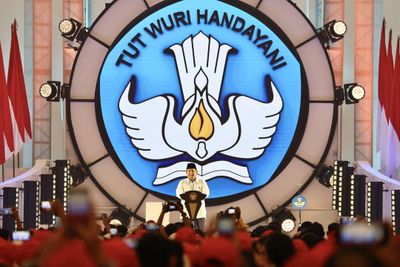 Tangis Haru Prabowo Umumkan Kenaikan Gaji Guru: Momen yang Bikin Baper!