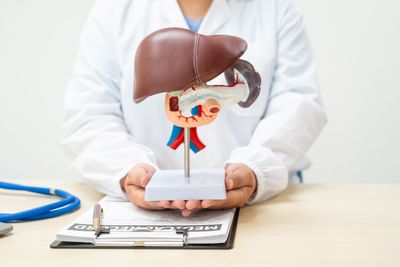 Liver Pria Ini Rusak Parah Hanya Gara-gara Menelan Tulang Ikan, Kok Bisa!