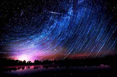 Langit Mei 2025: Hujan Meteor, Konjungsi Planet dan Keindahan Bulan