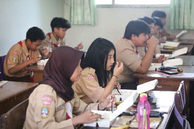 Siswa Keracunan MBG, Prabowo Singgung Kebiasaan Makan Tanpa Sendok