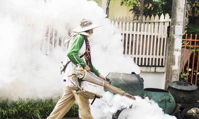 Koramil Pajarakan Dampingi Dinkes Fogging Wilayah Binaan
