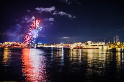 Tahun Baru di Denmark: Tradisi Pecah Piring dan Lompat dari Kursi, Seru Banget!