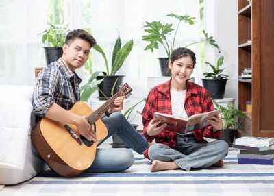5 Zodiak Cowok yang Paling Suka Quality Time, Romantis Banget!