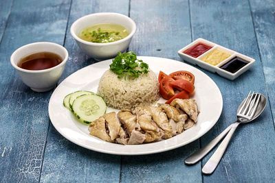 Jangan Ngaku Jago Masak Kalau Belum Coba Resep Nasi Ayam Hainan Tanpa Rice Cooker Ini