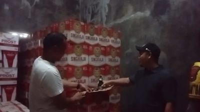 Gudang Penyimpanan Ratusan Dus Miras Di Taktakan Kota Serang Di Grebek Petugas Pol PP