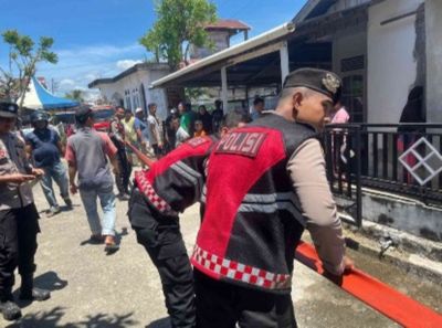 Api Lahap Rumah di Desa Mata Ie Abdya, Polisi & Warga Sigap Padamkan