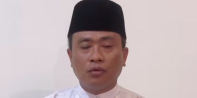 Aksi Viral Kepala Kanwil Kemenag NTB Melempar Stand Mic, Inilah Penjelasan dan Tanggapan Masyarakat.